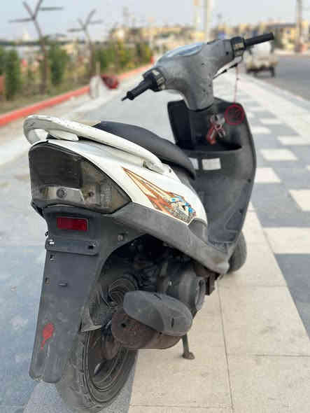 دراجه ماكس عدله دراجه بلاديه ختم واحد وي المكينه شلعه ومعدل نكره سلف شرط مامفتوحه توها طالعها من الحاويه شوفت عينك الدراجه يوم 11/5طلعتها من الحاويه والوصول موجود الدراجه مانقصها برغي ع وضع الحاويه السعر 1200 والشراي يشلع عيوني *********** متواجد واتساب (بالعافيه ع الياخذها)
