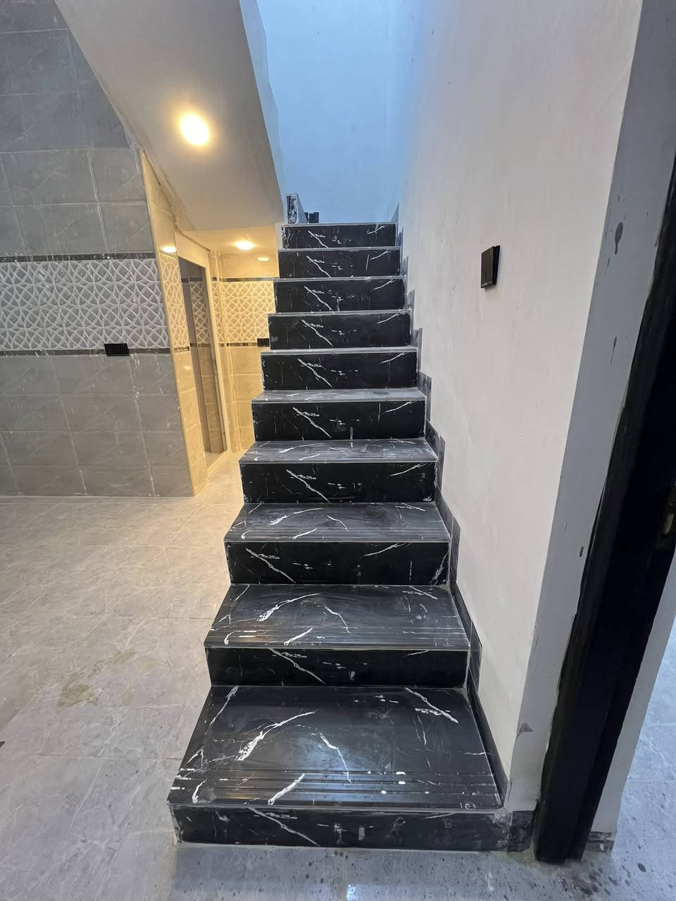 السلام عليكم بيت 50متر مربع بغداد الشعله الدوانم شارع بيت عنيد بناء حديث فول كامل مناقصه ايشي ستفسار ***********
