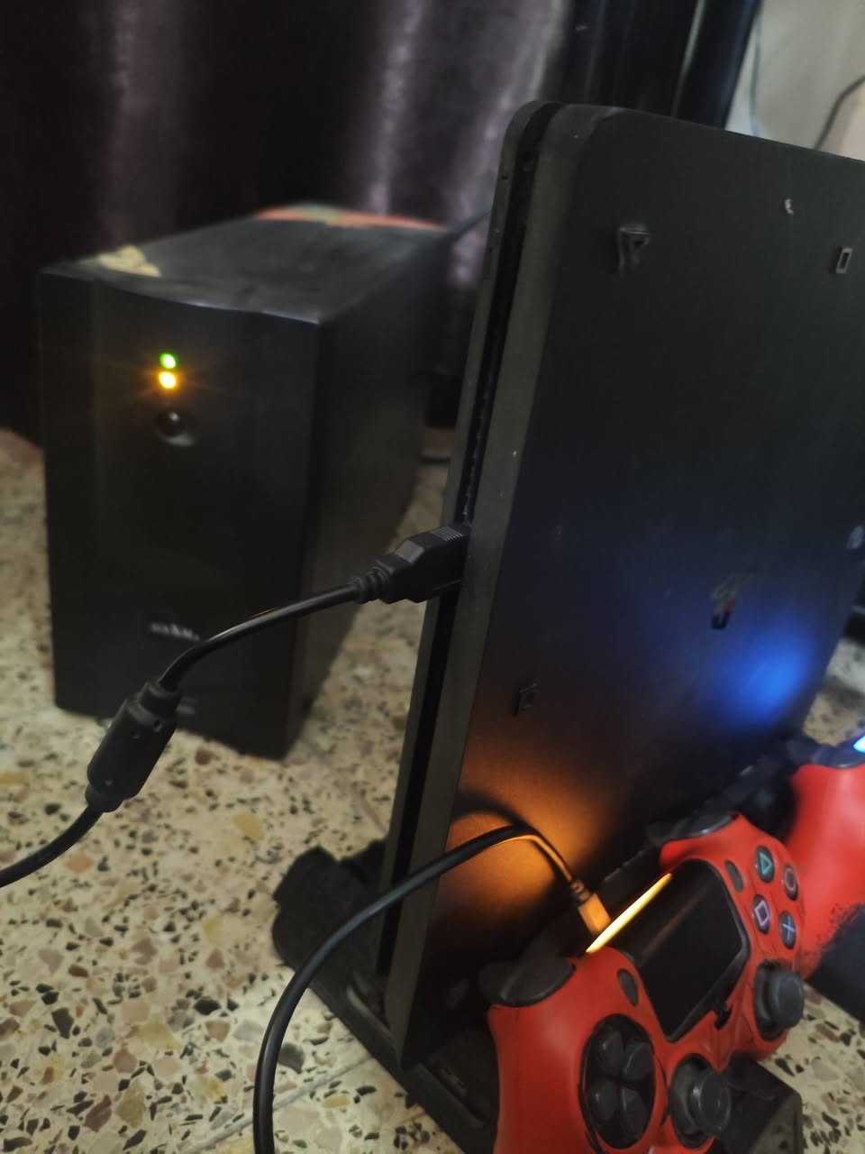 السلام عليكم بلي فور سلم للبيع المساحه 1T. نضام 13.4 البلي ما مفتوح نضيف كلش مستخدم قليل كلش ويا خمس اقراص وجوستكات اصليات مال شركه ويا ستاند السعر 350 وبي مجال بسيط كلش التواصل واتساب ***********
