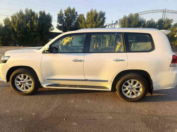 لاندكروز  وكالة – وأيد ادشن موديل 2017 للبيع 
• ماشية: 92 ألف فقط
• محرك: 6 سلندر – مكينة 4000
• 8 ايرباك
• رقم بغداد وباسمي 
• كفالة عامة من صبغ من بارد من شخط
• السيارة نضيفة جداً وجديدة بمعنى الكلمة
بيع مكان السيارة بغداد اي استفسار اتصل على ***********
