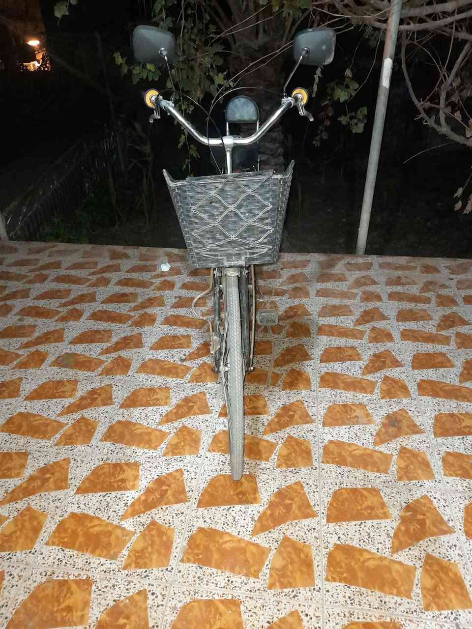 سلام عليكم.  بيسكل للبيع سعر 100وبي. مجل  لل طيبين.  بي مجل على 85رقم هاتف ***********.   بس بي طعج ويل خلفي طعج بسيط
