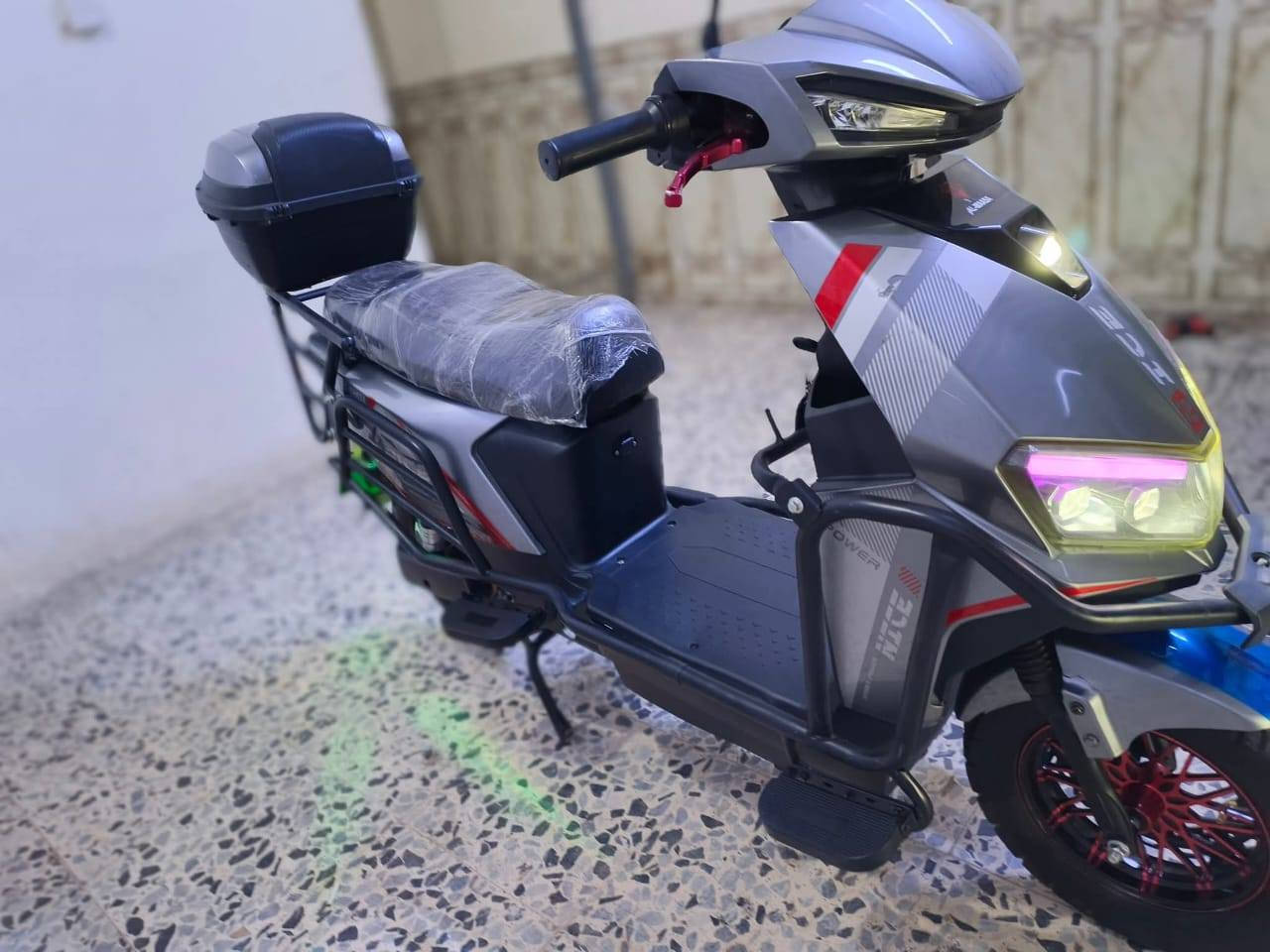 سلام عليكم خوان دراجه للبيع نضيفه موديل 2025ما ناقصه شي بطاريات  نضيفه  متواجد ع فيس وهاذ رقم جهاز ***********
