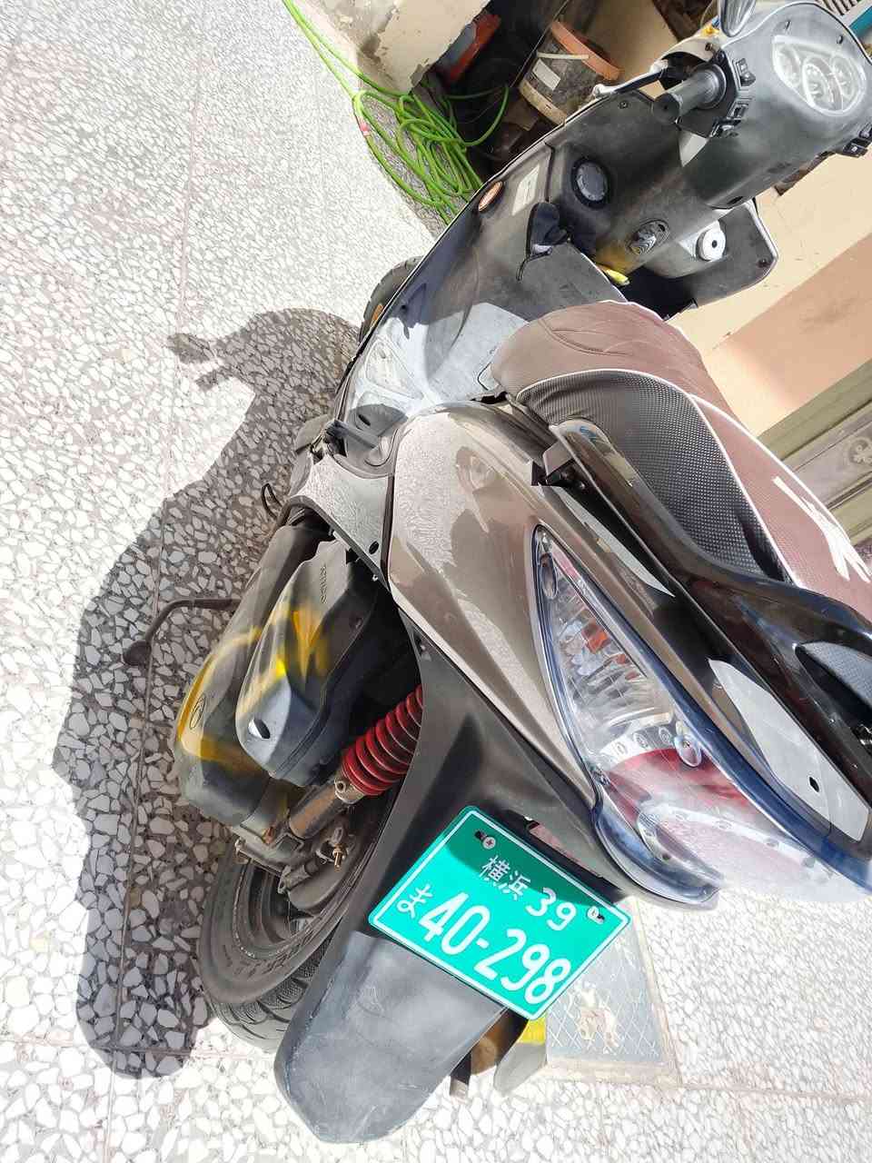 سلام عليكم شباب للبيع كامكو جي فور الدراجه جديده كلش كفاله من كلشي برغي ما عايزه مال حاويه مرتبه تفاصيل بعد اكثر اتصل رقم ***********مكان نجف كوفه سعر 600وبيه مجال
