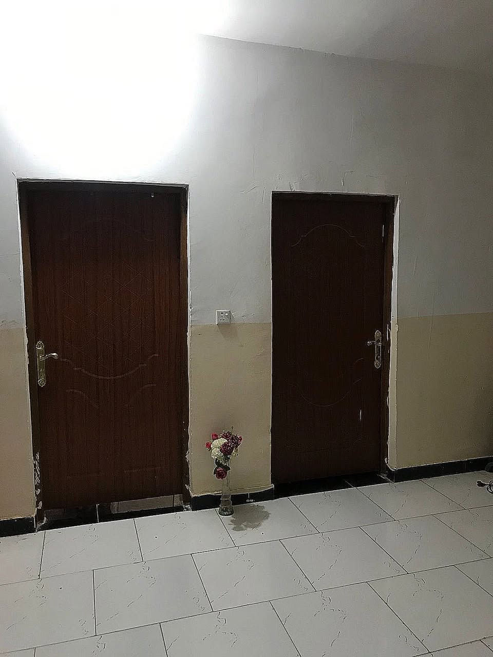 🏠 دار سكن للبيع - بناء طابقين وموقع استراتيجي ✨
يعلن مكتب الحولي للعقار عن عرض دار سكنية مميزة للبيع، تتميز بالمتانة والتصميم العائلي المتكامل.
📍 الموقع والمساحة:
• المساحة: 275 متر مربع.
• نوع السند: طابو زراعي (سند 25).
• العنوان: التقية الثالثة - مقابل بنزينخانة عبد الأمير عبيس.
• المميزات: نزلة مجمع الزهراء، يبعد عن الشارع العام 40 متر فقط.
🏗️ تفاصيل البناء:
الدار مبنية على أساس كونكريت مسلح وتتكون من طابقين بتصميم داخلي واسع:
• 🛏️ 4 غرف نوم واسعة.
• 🛋️ 2 صالة معيشة.
• 🛋️ استقبال مستقلة.
• 🍽️ مطبخ واسع.
• 🚗 كراج للسيارة.
• 🌳 حديقة منزلية.
💰 السعر والتفاصيل:
للاستفسار عن السعر، يرجى مراسلة الصفحة مباشرة 📥
أو التواصل عبر الأرقام التالية:
📞 ***********
📞 ***********
📍 موقعنا: مكتب الحولي للعقار - شارع الحولي - مقابل باب الجامعة الخلفي.
#عقارات #بيع #بيت_للبيع #مكتب_الحولي #عقارات_العراق
