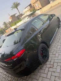 كورلا هايبرد موديل ٢٠٢٢ حادثها ربع البنيد مبدل ومصبوغ  وبيها بارد بربع...
