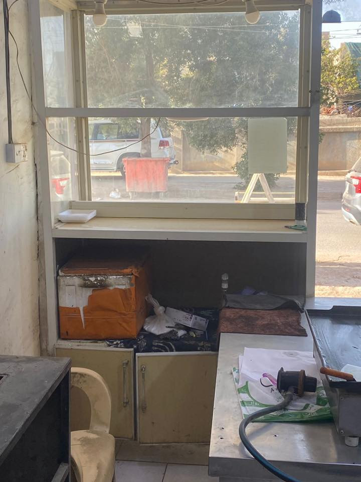 غراض كافتريا للبيع المكان كربلاء   جامخانه متر و30 في مترين تقريبا  مروحه جديدة قناني 2 طباخ جديد 3 عيون مع طاوات شواية همبركر ميز ستيل مفرغه 40 في40  كراسي 6طبلات 3 براد نظيف مع براد جديد بالكارتون ضمانه موجود فلينة مع غراض باقية صغيرة 

***********
