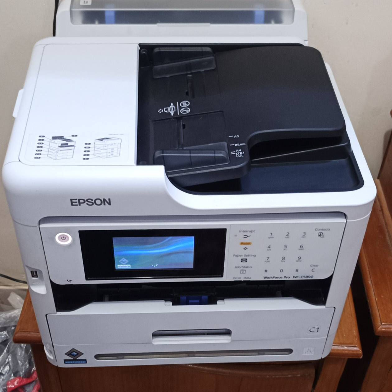 السلام عليكم
طابعة  Epson WorkForce Pro WF‑C5890 للبيع
النوع: نافثة حبر متعددة الوظائف (طباعة – مسح – نسخ – فاكس)
دقة الطباعة: حتى 4800 × 1200 DPI
سرعة الطباعة: حتى 34 صفحة/دقيقة (أسود/ألوان)
الورق المدعوم: A4، مع دعم أحجام وأظرف مختلفة
الطباعة على الوجهين: أوتوماتيكية
شاشة لمس سهلة التحكم 
عداد الفضله ملغي كذلك الشرائح يعني ارتاح من دوخة التصفير
الحبر: 4 عبوات منفصلة (أسود + ألوان)
الاتصال: Wi‑Fi / LAN / USB / Wi‑Fi Direct
المميزات: مثالية للمكاتب والشركات الصغيرة والمتوسطة
مستخدمة استخدام قليل 37 الف نسخة فقط
اعلى سعر ابيع محتاج لو مامحتاج ماابيع


**إذا كنت صاحب هذا الإعلان وتريد حذفه لأي سبب، رجاءا أرسل رسالة إلى الدعم الفني**