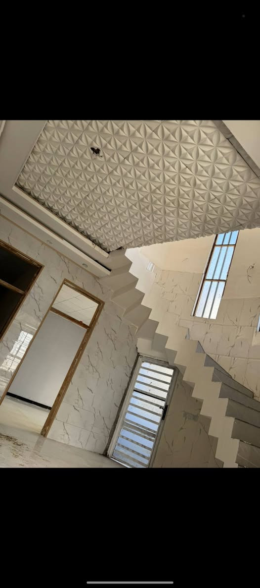 السلام عليكم
دار للبيع 200 متر للبيع 
الوجه 10 متر يحتوي على غرفتين 
صفر استخدام 
لبخ كامل داخل خارج 
الواجهيه سيراميك وفوم تركي
الارضيه ١٢٠ في ٦٠ كل البيت واغلب الجدران بورسلين 
سقف البيت بالكامل ديكور مغربي 

والسعر جدا مناسب 
للتواصل الاتصال 
*********** 
***********
العنوان حواس حي العباس قرب المولمودلده
