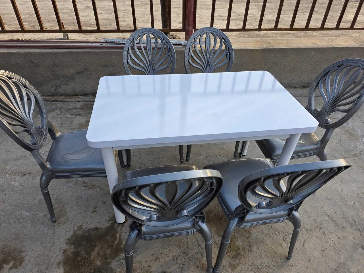 ميوزه طعام .. جديد 
يتوفر  ٥ الوان  .
ميز خشب رجلين حديد مع كراسي بلاستك مقوه اصلي  ..
يتوفر ابو ٦ كراسي وابو ٤ كراسي 
وموجود فقط كراسي   ..
العنوان بداية فرع ابو الماش الجهه اليسار مقابل افران ومعجنات الحوراء ومقابل صيدلية عبدالرحمن ..
***********
***********  وات ساب
