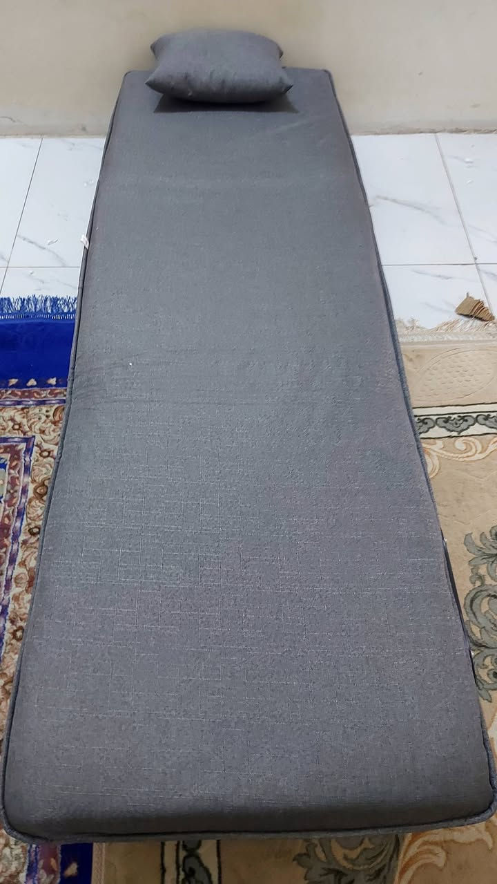 كرسي وسرير (2 بـ 1) رصاصي مودرن 🩶
الفكرة: قطعة ذكية كلش، تستخدميها كرسي مريح للقعدة والظهريات، وتتحول بلحظة لسرير كامل للنوم.
الراحة: القماش متين ولونه رصاصي عملي (ميوسخ)، ويجي وياه مخدة صغيرة ونفس اللون.
الميزة: المساند مال إيد قوية، والتحويل ماله سهل ومياخذ مكان، يعني منقذ للأماكن الضيقة أو لخطار الغفلة.
الحالة: نظيف ومرتب وشكله كلش "كلاسي".


**إذا كنت صاحب هذا الإعلان وتريد حذفه لأي سبب، رجاءا أرسل رسالة إلى الدعم الفني**