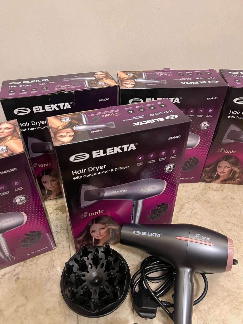 سعر القطعتين 35 الف مع توصيل بغداد ومحافظات
شسوار شعر  ماركه إليكتا - EHD3000 - رمادي جديد   مواصفاته وميزاته الرئيسية ما يلي: 

قوة 2400 واط.

وظيفة الأيونات (Ionic).

يأتي مع موزع هواء (Diffuser) ومركز هواء (Concentrator).

إعدادان للسرعة و3 إعدادات للحرارة


**إذا كنت صاحب هذا الإعلان وتريد حذفه لأي سبب، رجاءا أرسل رسالة إلى الدعم الفني**