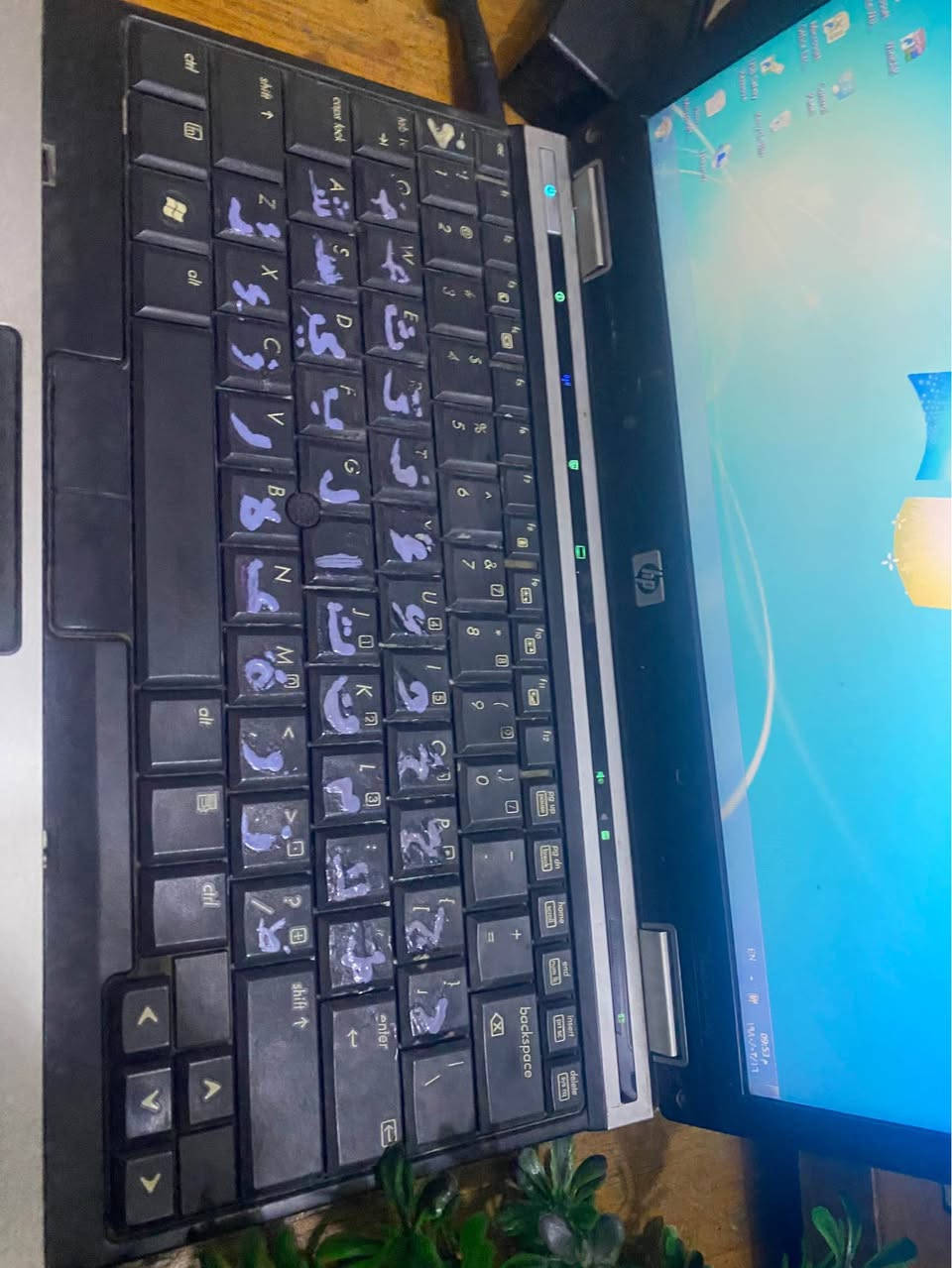 سلام عليكم متاح لابتوب hPالوسط مو الجبير شغال ونظافته مثل ماموضح بالصور بس كلشي ما اعرف بي ولا بمواصفاته ملحقات شاحنه +ماوس او واير +كيبورد واير ليس ما اعرفله السعر 75 وبي مجال مكاني بغداد حسينية الراشديه رقمي بي واتساب او على الخاص(***********) بغداد, العراق
