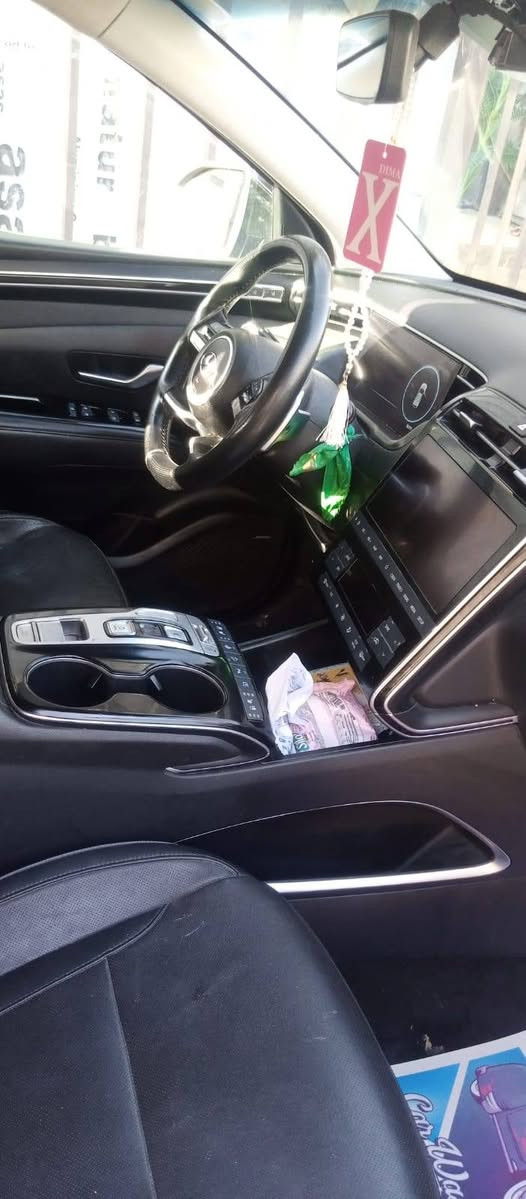 هيونداي توسان موديل 2023 وارد امريكي فول مواصفات رقم الشاصي موجود بالصور كير دكمه السياره باسمنه المكان بغداد الطالبيه السعر 170 ورقه رقم الهاتف ***********
