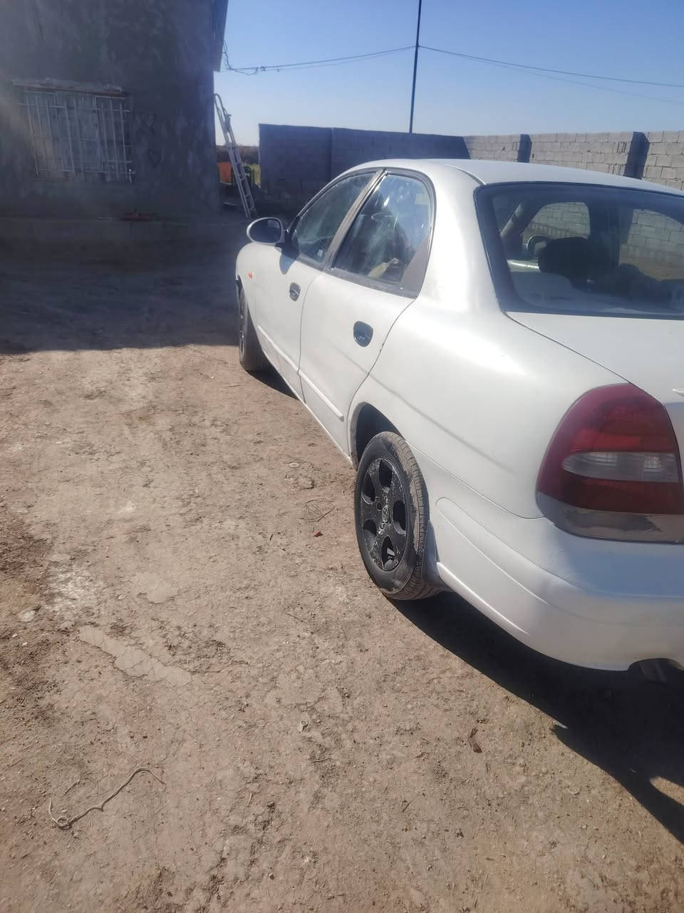 سلام عليكم ورحمة الله وبركاته دايو نوبرة للبيع موديل ٩٩ رغم انبار كير ومحرك بي تنقيص قليل متواجد عل فيس *********** بي واتساب
