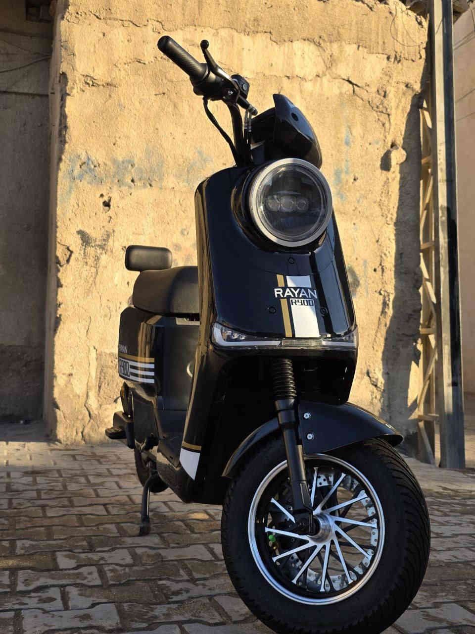 سلام عليكم دارجه شحن البيع 
اسمه R900
خمسه باتري 
دراجه نضيفه 
سعر خاص 
رقمي ***********
عنواني الحيانيه المدينه الطاك
