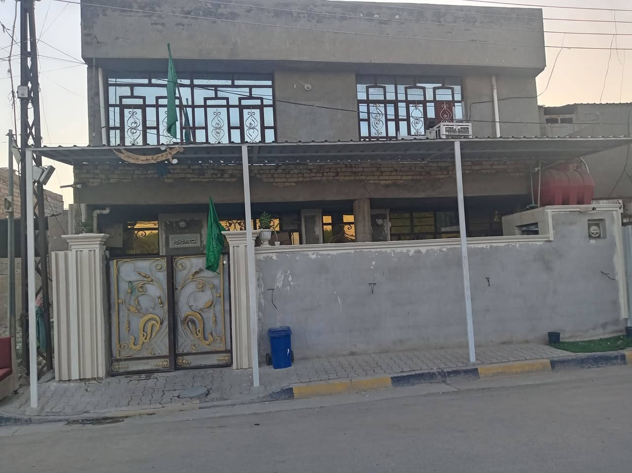 سلام عليكم  بيت للبيع مساحه 100 مربع نزال 10واجهيه10 بيت قاطين 4غرف نوم + استقبال ومطبخ وصاله حمام داخلي وخارجي مكان منطقه الحسينيه الراشديه خدمات مصقط  منطقه العشر تالاف محله 212 على ساحه وحديقه مقابيل لبيت ومحل لستفسار عله هذا رقم ***********
