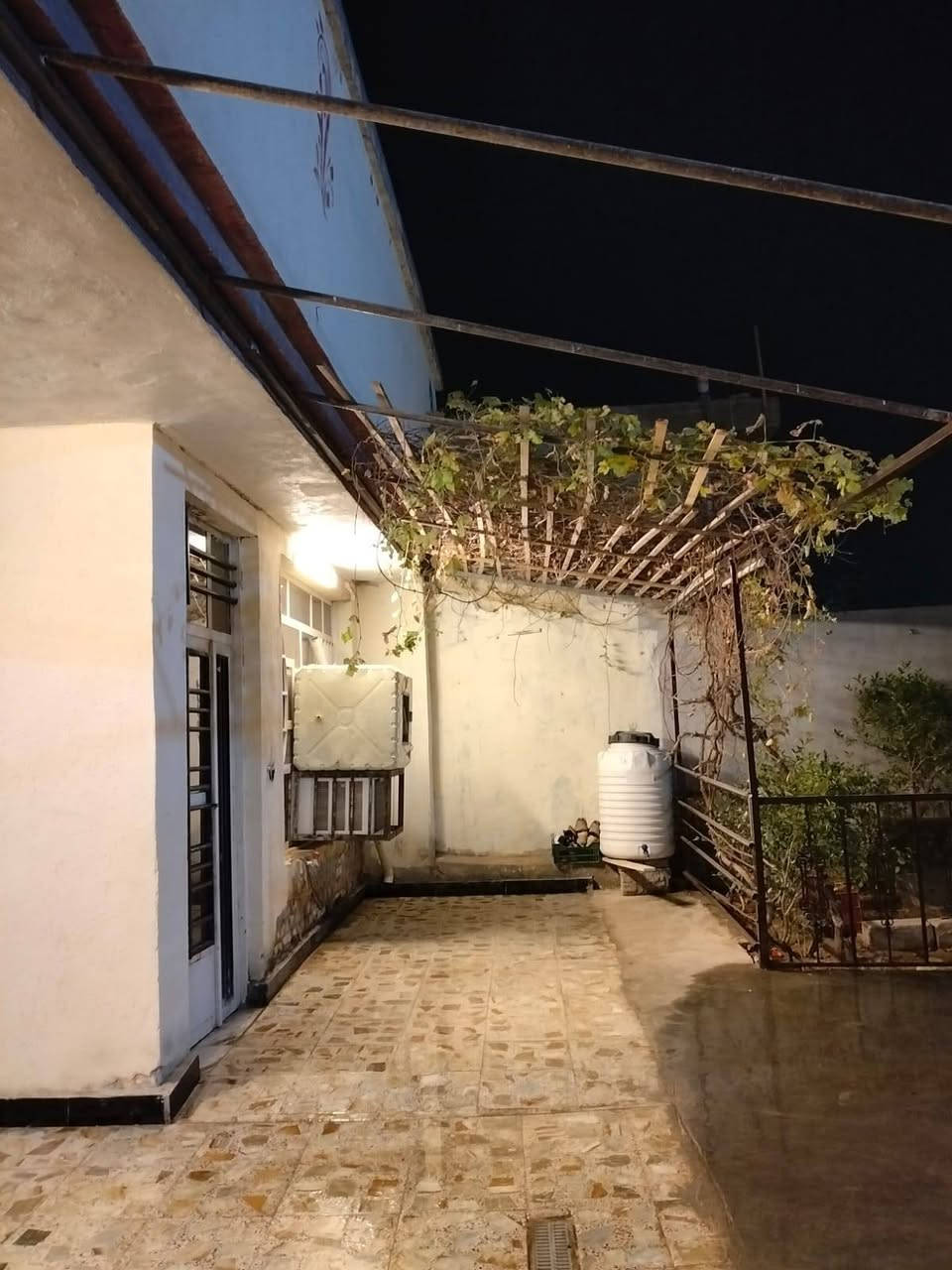 السلام عليكم دار للبيع المساحه 290 متر حي طارق الشيشان عل سده خلف المدراس خدمات كامله  البيت يحتوي عله غرفتين وصاله ومطبخ وستقبال وصاله وكراج وحديقه الاتصال عل رقم ***********
