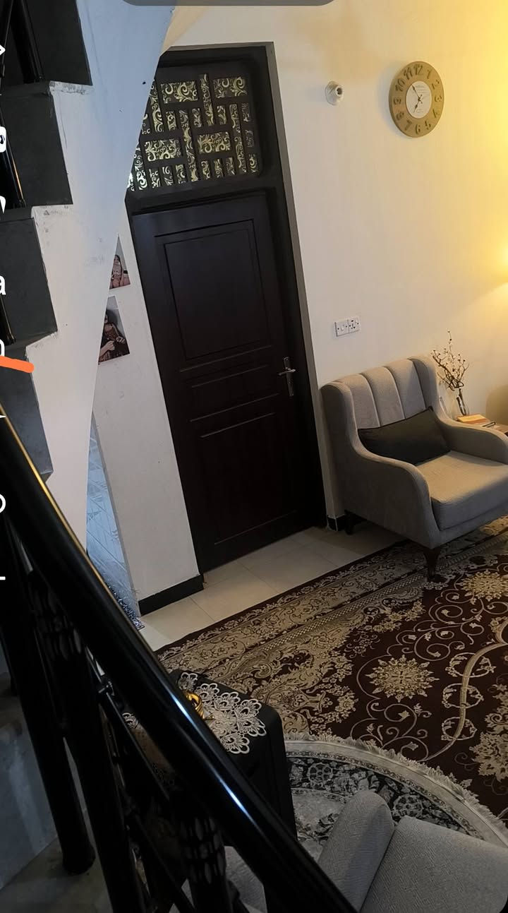 السلام عليكم
دار للبيع 
الموقع زوير الغربي جهة محطة وقود حمورابي الفرع المقابل لأسواق مارينا 
كهرباء - ماء - مجاري - تبليط 
طابو زراعي سند ٢٥ باسمي 
المساحة ١٠٧ متر مربع 
الواجهة ٦.٥ م 
النزال ١٦.٥ م 
غرفة - استقبال - هول - مطبخ - صحيات داخلية - صحيات خارجية - بيتونه ـ مناور عدد ٢ 
سطح عدد ٢ 
للاستفسار الاتصال على الرقم ( واتساب ) ***********
