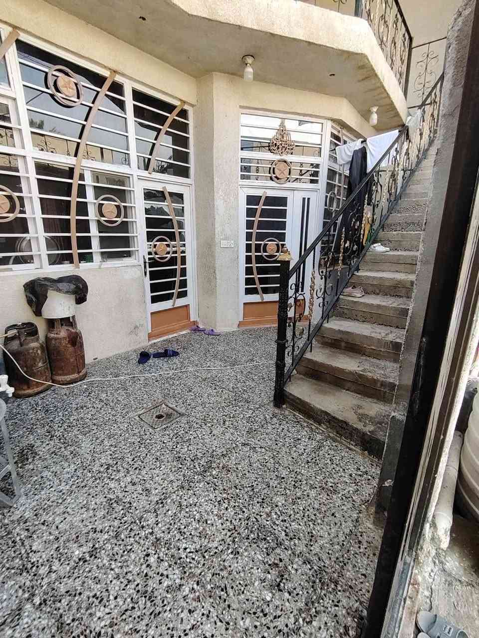 السلام عليكم دار للبيع المكان كربلاء مقابيل جامعة وارث الأنبياء طريق بغداد كربلاء عمود 115 منطقة العوينة البزل الرئيسي مساحة الدار 120متر تحت البناء طابقين سند 25 قرار محكمة يحتوي الدار على 3غرف نوم وصالتين واستقبال كبير ومطبخ وحمامات داخلية وخارجية عدد 3 السعر 90 مليون وبي مجال كلش بسيط لشراي للستفسار الاتصال على الأرقام التالية /*********** /***********
