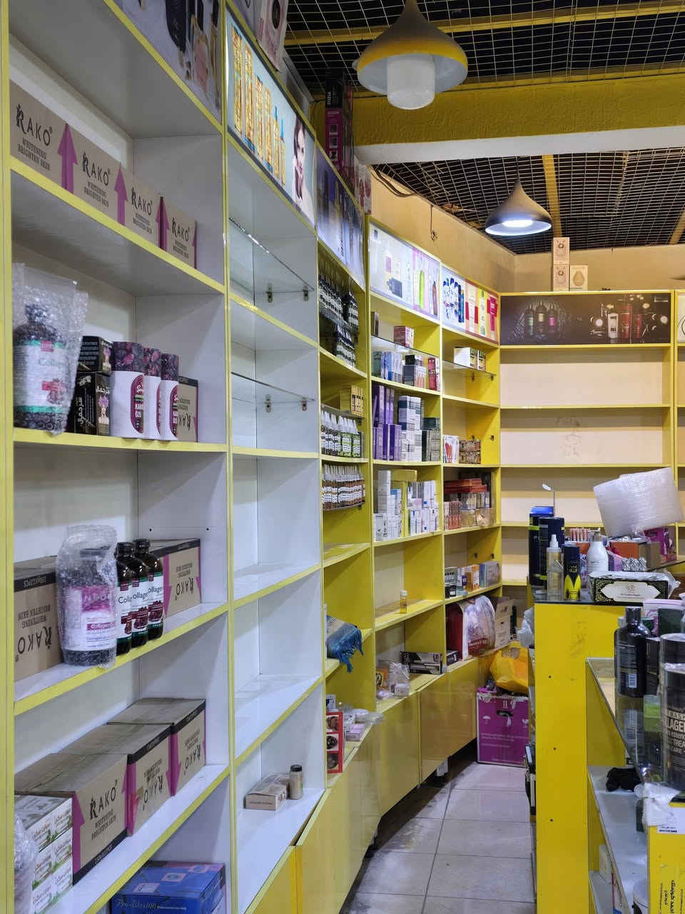 رف عدد ١٦ نضيف تفصال مو تجاري عرض متر الارتفاع مترين ونص عمق ٢٠...علان ومجر بي  سعر 80
مع فاترينات عدد ٧  سعر 85
عمق ٤٠..الارتفاع متر و ٢٠
عرض متر 
***********
