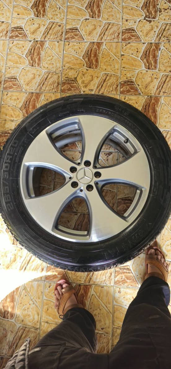 ويل مارسيدس اصلي جحم 20 مع اطارات حجم 285\50 حالة الوياله نظيف مستعمل قليل
مكان ديوانيه 

سعر 4 ورقات 

التواصل *********** واتساب
