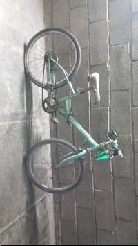 بايسكل ياباني. لون تركوازي البايسكل بدون جاملغات بدون كير  التاير الخل...