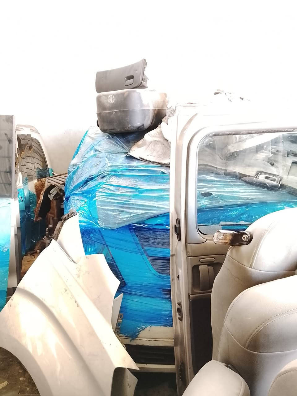 السلام عليكم ورحمه الله وبركاته اخواني موجودات كصات ستاركس.لون سلفر وابيض وبحري وايضا كشنات ثمانيه راكب ملكي .جدد بمعنى الكلمة ومكاين شرط على قيد التشغيل موديل 2009_2010_2012 كذالك قماره لون أبيض VAP . مثل ما موضح بل صور كامله مكمله وبرد كهربائي.وجاملغات لون بحري .أخر قطعتين ودعاميات وأبواب سلايد وجوانب حداديات.كامله ويل شكلين مثل ما موضح والكثير من الأدوات مجوده العنوان بابل الحمزة الغربي حي الصناعي قرب المتنزه الاستفسار اتصل على هذا الرقم .***********
