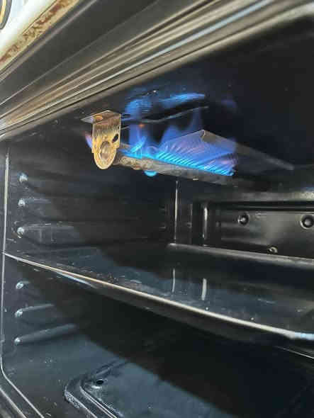 سلام عليكم متاح طباخ 4 عيون شغال كامل مع ثلاجه نظيفه اي عيب ما بيها سعرهم 160 والشراي يخابر ***********
