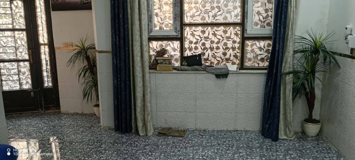 السلام عليكم ورحمة الله وبركاته
بيت للبيع مساحة 150 طابو زراعي 25 البيت بناء حديث وطابقين وبناء طابوك جمهوري. 
الطابق الثاني.. يحتوي على 3غرف نوم. وصالة ومطبخ وصحيات واكيد بيتونة وسطح. وبي درج خارجي صب كونكريت يعني تكدر تعزل الطابق الثاني وحدة.  
الطابق الارضي.. يحتوي على غرفتين نوم وصالة  واستقبال ومطبخ اضافة الى صحيات داخلية مغربي مع حمام. وصحيات خارجية. ايضآ 

العنوان الامين الاولى. 
شارع ابو الدهن خلف اسواق المائدة 
طريق الحر والي مدخل ثاني خلف جامعة اهل البيت الاتصال ***********
