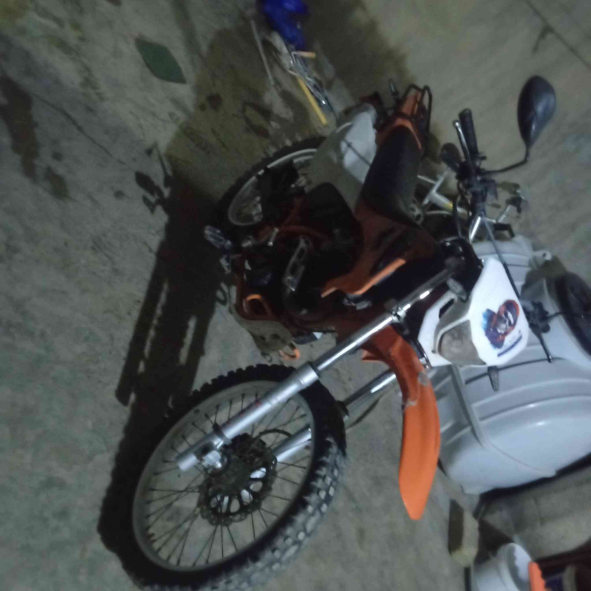 سلام عليكم دراجه قفاز البيع موديل 2022دراجه حلوه ونضيفه كهربيات كله شقله تخم تايرجديد اوراق كامله مكينته ربع دراجه شلعه ومعدل فول دراجه  مراوس هم عادي مكانك ديالى بلدروز رقم ***********
