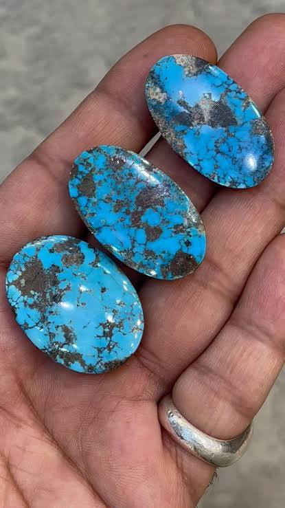 💎 حجر الفيروز… جمال طبيعي بلون السماء 🌍
يُعتبر الفيروز من أقدم الأحجار الكريمة التي عرفها الإنسان،
ويتميز بلونه الأزرق الفريد الذي لا يشبه أي حجر آخر ✨
🔵 كلما كان اللون أزرق صافيًا وقويًا… زادت قيمته
🔵 الخطوط أو العروق داخل الحجر تعطيه طابعًا مميزًا
لكن انتبه 👇
❌ الكثير من أحجار الفيروز في السوق تكون ملوّنة أو مقلّدة
❌ اللون المثالي جدًا قد يكون علامة على التزييف
💡 السر:
الحجر الطبيعي لا يكون مثاليًا بالكامل،
بل يحمل تفاصيل صغيرة تميّزه عن غيره
👇 برأيك:
هل تفضل الفيروز الأزرق الصافي أم الذي يحتوي على عروق؟
🔔 تابع الصفحة لاكتشاف أسرار الأحجار الكريمة يوميًا 💎


**إذا كنت صاحب هذا الإعلان وتريد حذفه لأي سبب، رجاءا أرسل رسالة إلى الدعم الفني**