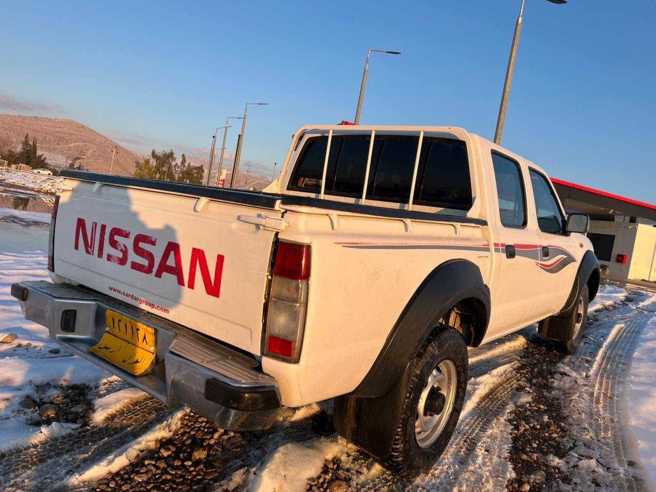 نيسان پيكاب موديل ٢٠١٢ 
مةكينةى نةكراوةتةوة ٢٠٠ هةزار رويشتووة
سةنةوى تاكو ٢٠٢٨ تازةية  
هيچ مةسرةفى نية تايةكانى تازةن 
سةيارةكة زور خاوينة هيجى نية وينةى سونةرم داناوة تةنها يةك پةلة كارت بةسةر بونيتةوةية
سةيارةكة ناوو هةيكةلى زور خاوينة مالى دوستة 

شوين چوارقورنة.       نرخى ١٥٨$ و كةميك مةجال 
***********     ***********
***********     *********** رانية, السليمانية
