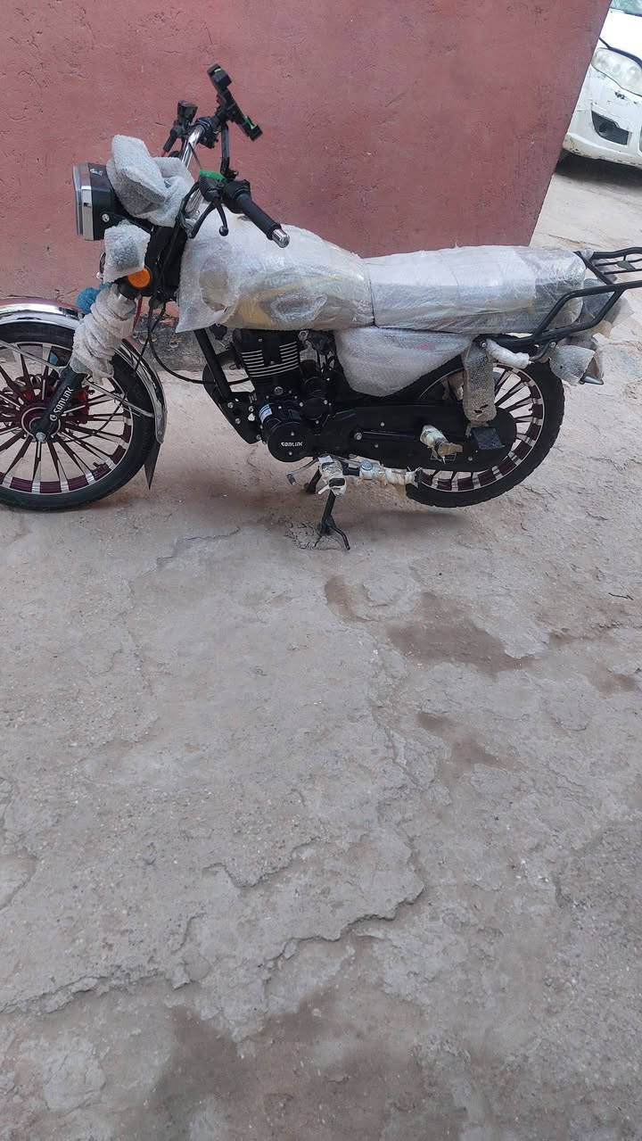 السلام عليكم دراجة سيفانه ٢٠٢٥ للبيع دراجة زيرو اخت الجديده ماشيه ألف محركه ٢٠٠ بصمتين اوراق كامله دراجة مكفوله كفاله عامه سعره ٨٥٠ عنوان واسط قضاء الصويره استفسار ***********
