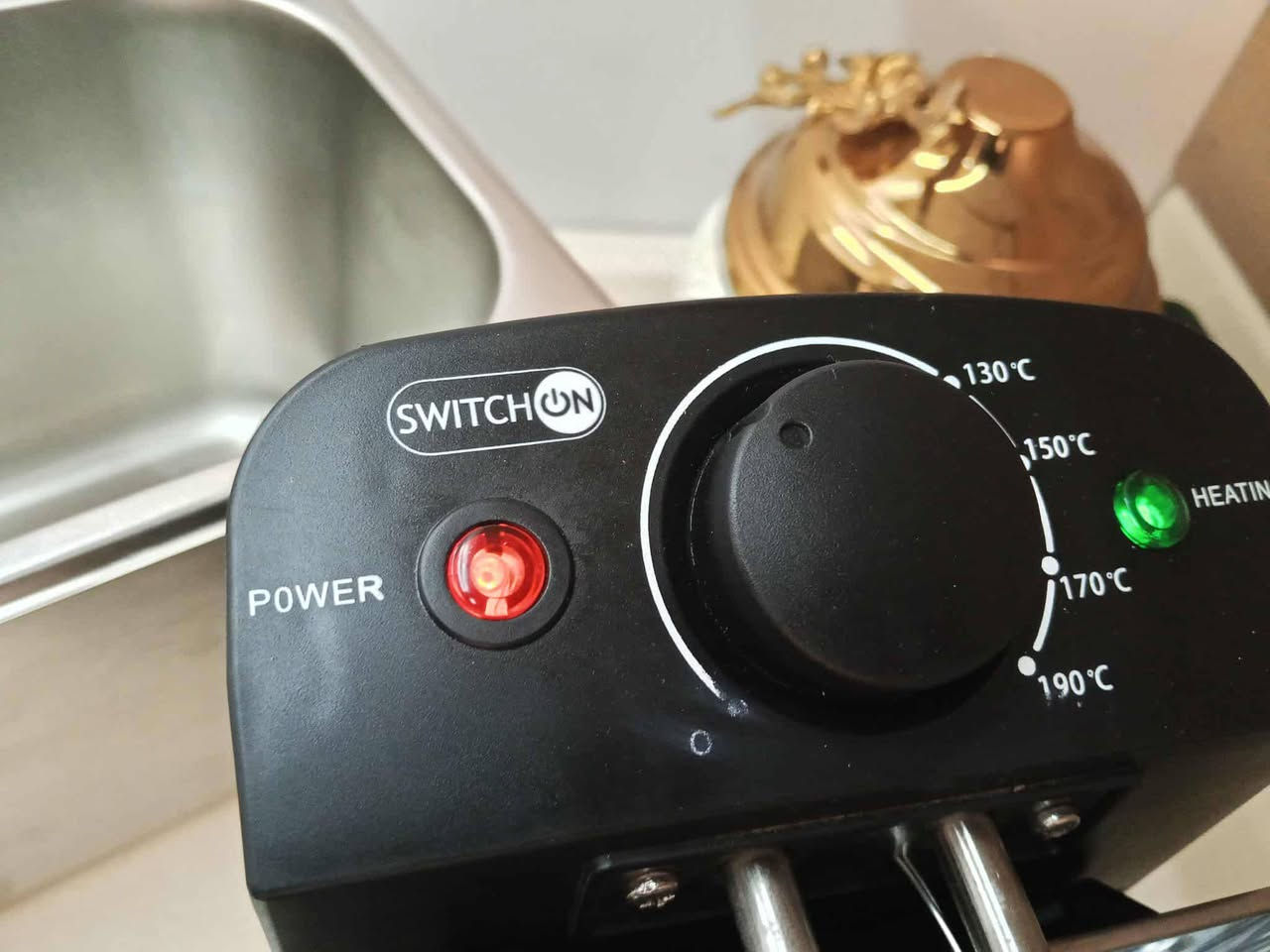 قلايه زيتيه من ماركه عالميه Switch on.مال باله..بقدره 2200 واط.وبحجم 3 لتر 
السعر 25 الف....توصل مع رقم ***********
