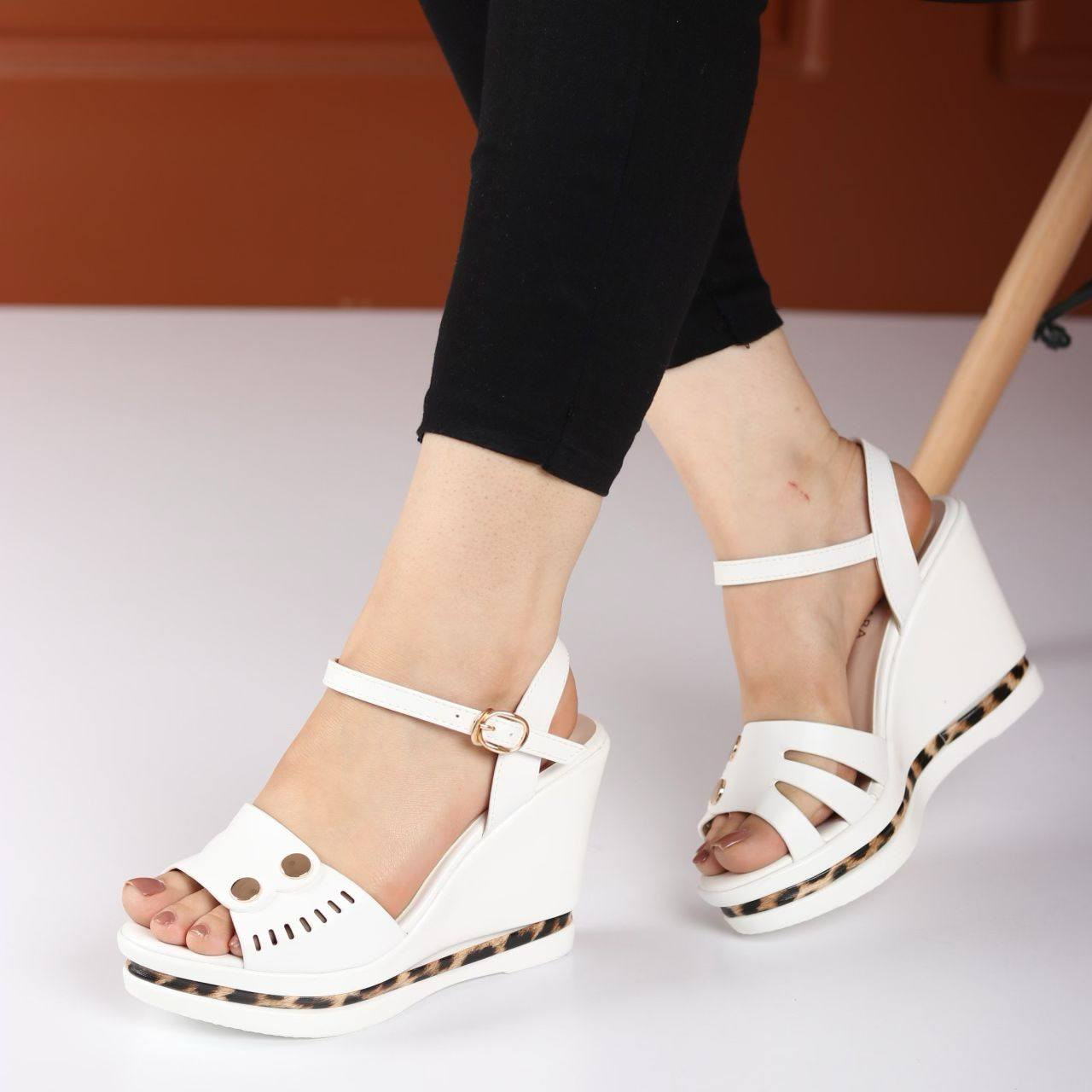 يسعد مسائكم بالخير زبائنا الكرام 
كل ماهو جديد ومميز تجدونه لدى احذيه وحقائب علاء 
حذاء طبي متصل ارتفاع ٧ سم وزن الريشه وبشرط ماركه 
للحجز مراسله البيج او واتساب ***********
توجد خدمه توصيل داخل القضاء وجميع محافظات العراق
