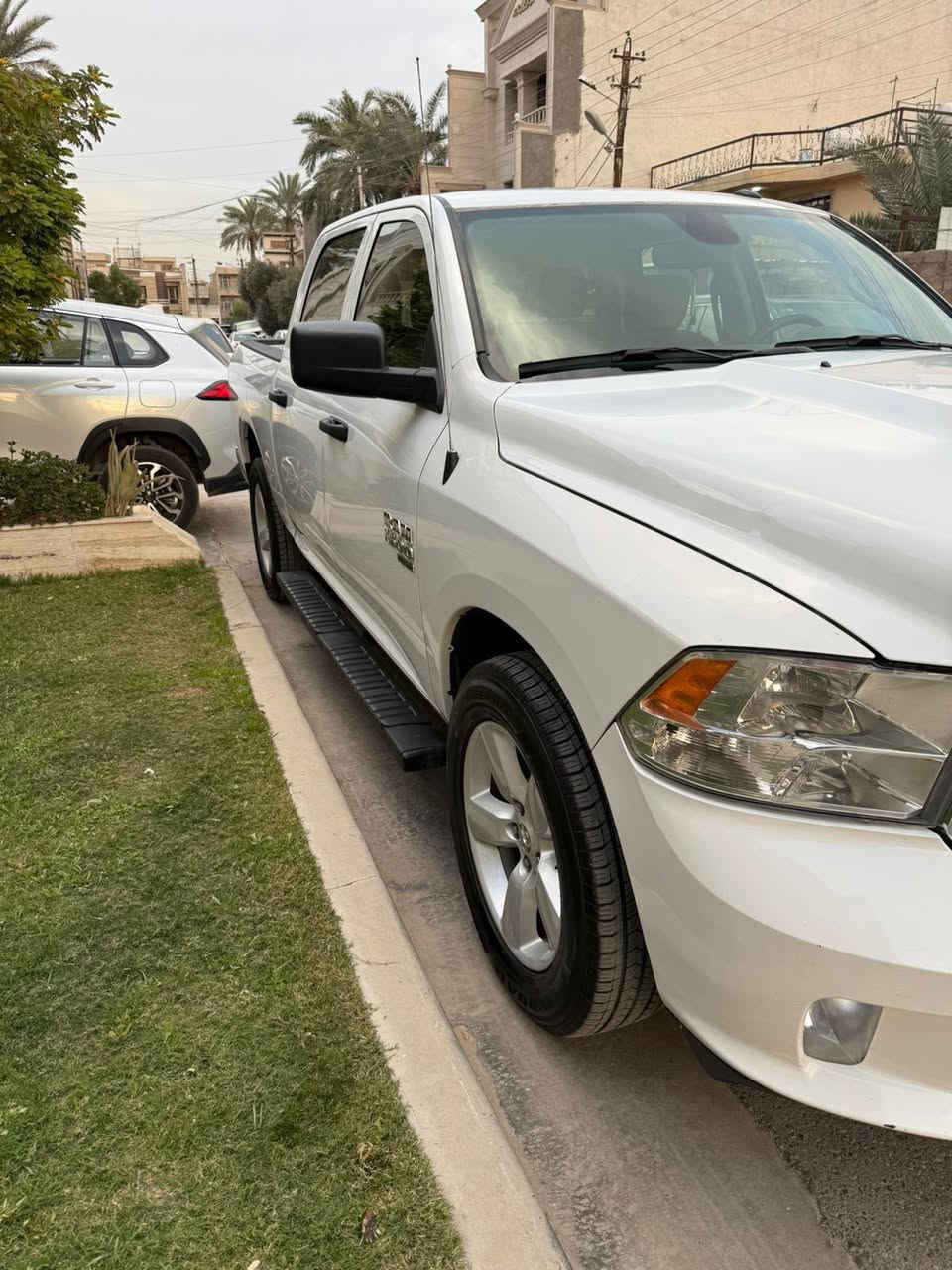 دوج رام كلاسك 2022 بسمي 
حادث سطحي بسيط جاملغ صبغ وجتي قطعتين كلير من امريكا بدون دواخل بدون ايرباك  ولسونار موجود ماشية 36 الف السيارة جديدة 
العنوان بغداد المنصور او حي العدل 
*********** 
السعر 265 وبيها مجال
