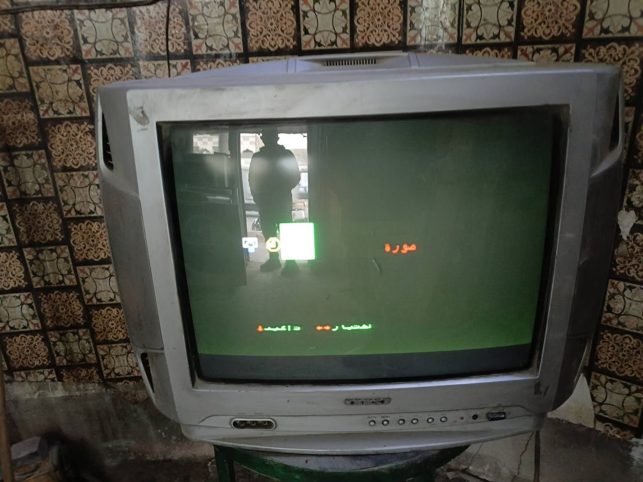 السلام عليكم اخوان للبيع مبردة شغاله بيها كسر بسيط موضح بالصوره وتلفزيون شغال  وحديد زاوية مال رفوف عدد 32مكاني الحرية قرب ابو جفات ***********
