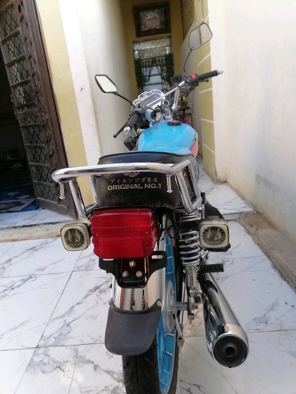 دراجة نارية موديل سيف, سعة المحرك 200cc. الدراجة تحمل اللون الأزرق مع بعض التفاصيل باللون الأحمر. مزودة بقرص فرامل أمامي وعداد رقمي لقياس السرعة. الإطارات بحالة جيدة وداخلية الدراجة نظيفة ومجهزة بشكلٍ كامل. مناسبة للتنقلات اليومية.