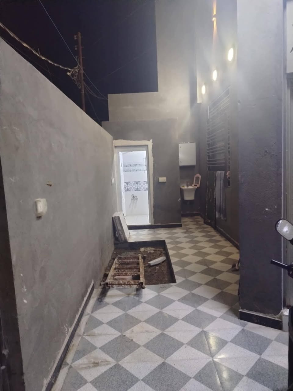 #اللهم صل على محمد وآل محمد 
#البيت للبيع
السماوه حي المثنى 
#بيت للبيع طابو صرف 
#المساحة  200متر طابق واحد بناء جديد 
#قرب الشارع العام 
غرفتين وصاله ومطبخ 3 مجمعات صحيه وبراني وطارمه كونكريت مسلح عالي عن الشارع  
# السعر الكلي 190مليون ملاحضه البيت مطلوب لمصرف الاسكان 66 مليون ينزل من المبلغ الكلي لشراء يراجع مكتب الناجح للعقارات السماوة حي الحكم قرب مرطبات فستقه 
#مكتب- الناجح للعقارات 
للإستفسار اكثر مراسلتنا ع الخاص او الاتصال ع الرقم التالي ***********بي وتساب /*********** بي وتساب 
#او مراجعة مكتبنا الواقع في
#الحكم / مجاور مرطبات فستقه علمأ دوام مكتبنا من 9 صباحأ ال 10 ليلأ اخوكم ابو مصطفى للعقارات 
{تابع صفحة المكتب }
