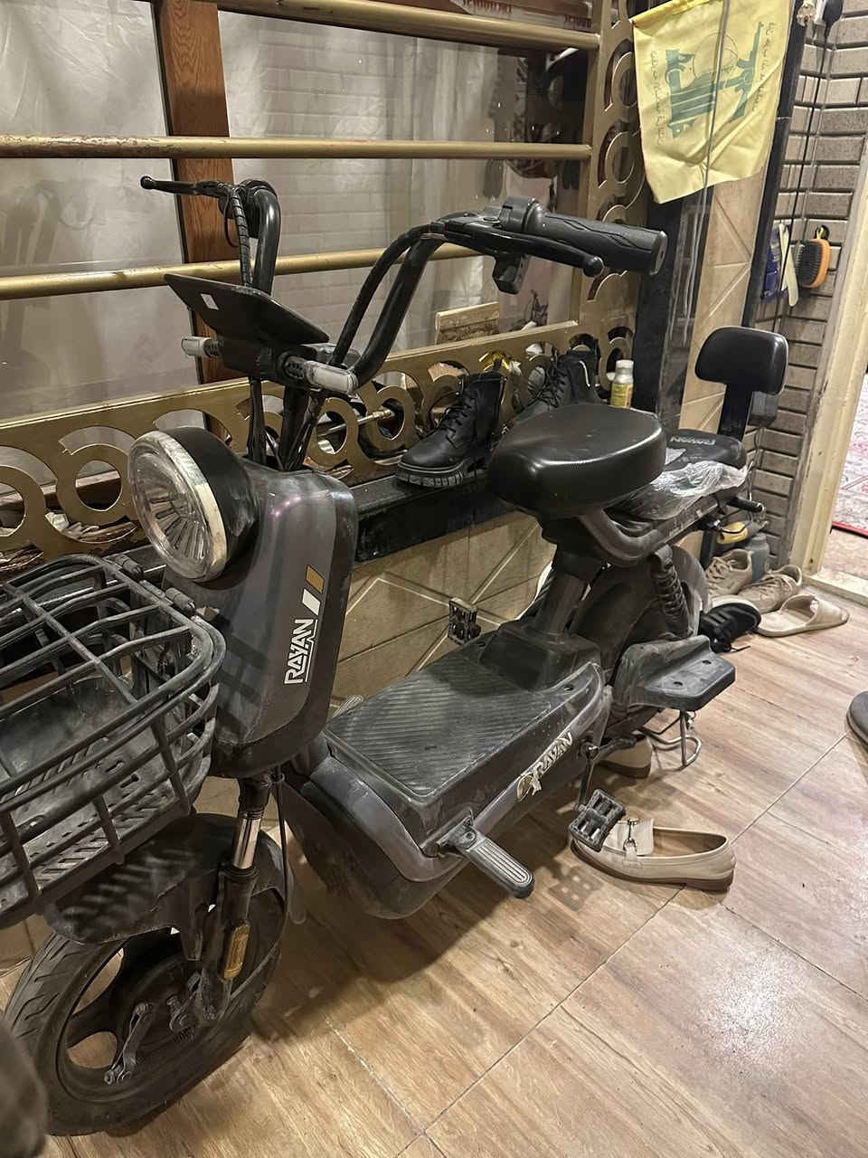 سلام عليكم بايسكل ريان حجم 14 موديل 2025 المواصفات.  سرعة 40 حقيقي.  اربع بطاريات يمشي 40 كم بصمة تشغيل عن بعد وباقي لمواصفات معروفة السعر 250 قفل 
الرقم للتواصل ***********
