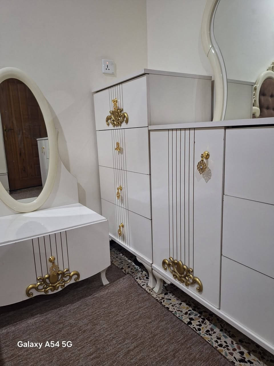 غرفة نوم بيضاء ٩ قطع كبيرة السعر ٨٠٠ وبيهه مجال رقم التلفون ***********
