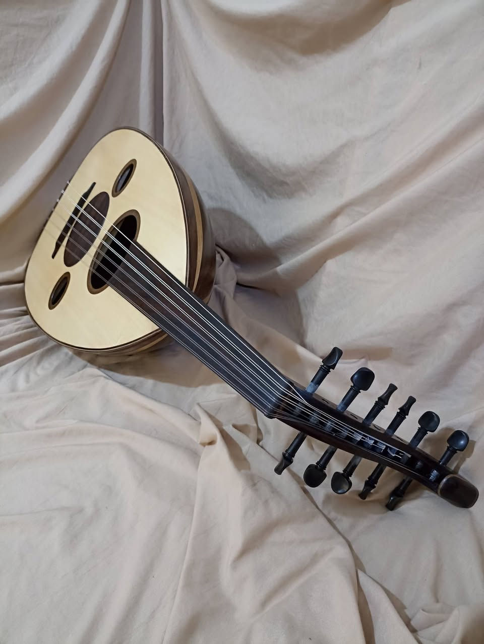 السلام عليكم (( صناعتنا )) 
سيسم هندي 
الوجه سبروس
المسطرة + المضرب سيسم هندي
المفاتيح ابنوس
تحياتي لكم 
واتساب///  ***********
