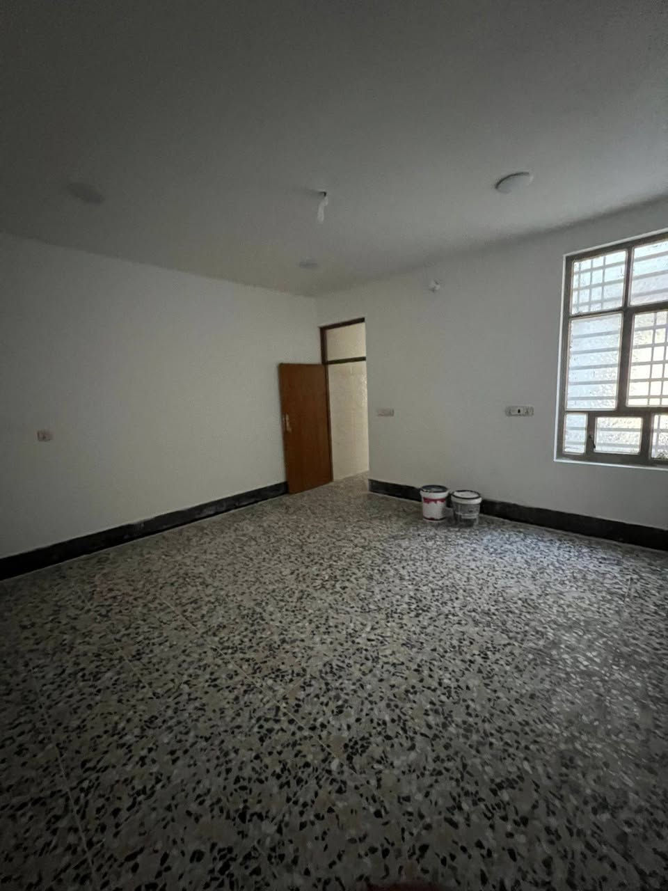 السلام عليكم ورحمته الله وبركاته دار لبيع مساحه ١٠٠ متر طايق ونصف يتكون من غرفتين نوم وصحيات عدد ٢ وستقبال ومطبخ ومطبخ حار بارد بناء حديث  جنس العقار طابو زراعي سند ٢٥ موقع الدار بوب الشام  قرب القواس قرب الشارع العام اسوار بغداد للستفسار ***********
