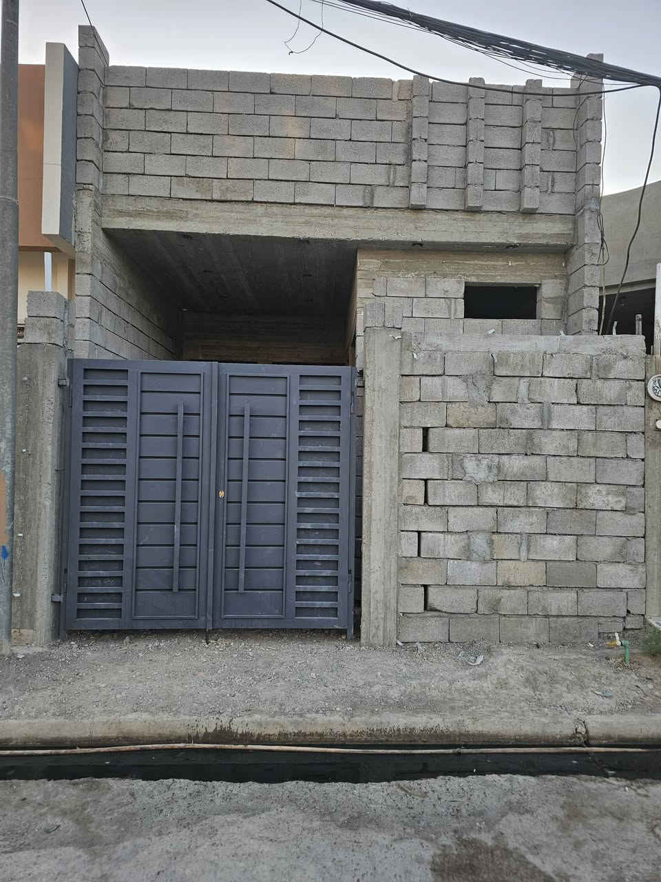 🏡🔥 #هيكل_للبيع_في_حي_الشيماء 🔥🏡
📍 الموقع: حي الشيماء – مقاطعة (8)
✅ قرب قطاع السلام البلدي
✅ قرب مدرسة شعلة العلم
💰 السعر: 68 مليون دينار عراقي فقط 💰
📐 مواصفات العقار: 🔹 المساحة: 100 متر 🔹 الواجهة: 5 متر 🔹 العمق: 20 متر 🔹 طابق ونصف
🏠 تفاصيل البناء:
الطابق الأول: ✔️ استقبال ✔️ هول ✔️ مطبخ ✔️ غرفة نوم ✔️ صحيات داخلية وخارجية
الطابق الثاني: ✔️ غرفة نوم ✔️ هول ✔️ صحية
🛣️ الخدمات: ✅ شارع مُبلّط ✅ ماء ✅ كهرباء
📞 للاستفسار: 🏢 مكتب التقوى للعقار 📍 الموصل – شارع كركوك الرئيسي 📍 مقابل جامع البيت العتيق
☎️ *********** ☎️ ***********
📱 متوفر اتصال، واتساب، وفايبر.
🌹 تابعوا صفحة مكتب التقوى للعقار ليصلكم كل جديد من العروض العقارية المميزة أولاً بأول.
