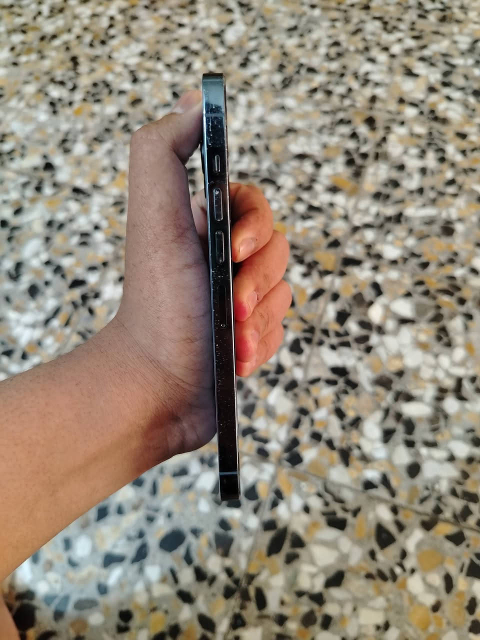 ايفون 13 برو ماكس ذاكرة 256
مبدل بطارية تفصيخ تقرة 81
وضهر مبدل وبي فطر صغير بالزاوية
والباقي كلة مكفول
***********
السعر 500  او مراوس ب13 عادي مكاني بغداد الجديدة
