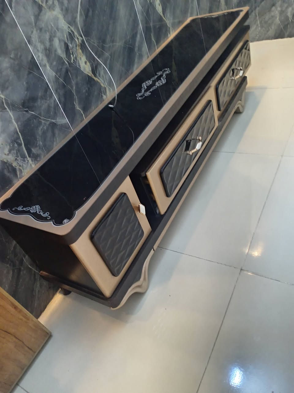 ميز بلازمه البيح نضيف رقم ***********
