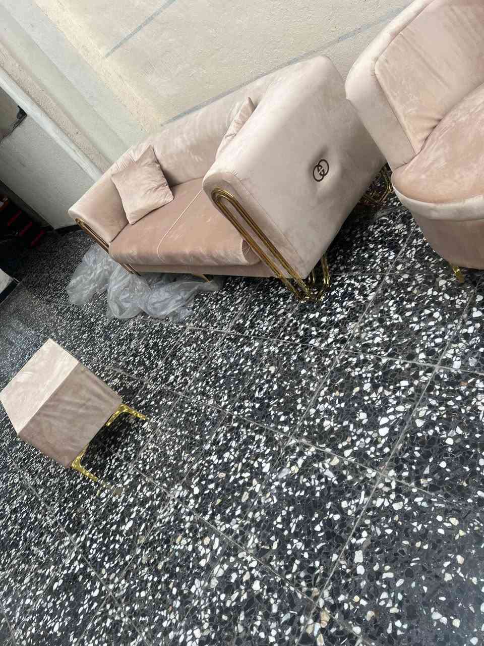 السلام عليكم تخم جديد غير مستعمل عشر مقعد ويا طبله و٨كوشه السعر ٥٥٠      ***********
