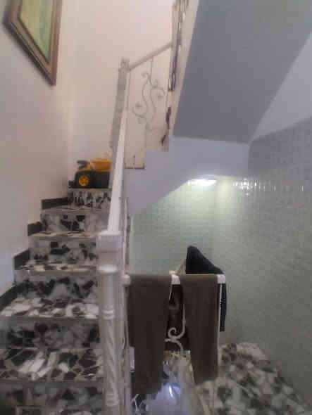 سلام عليكم دار للبيع ٥٠ متر طابقين يحتوي على غرفتين نوام وصاله ومطبخ وصحيات في طي شاطى التاجي الكاظمية الثانيه وسط الطي للإستفسار على الخاص ***********
