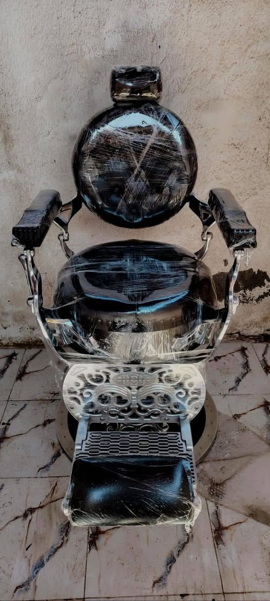 كرسي حلاقة للبيع ونظيف وشغال مكان بابل مدينه القاسم //*********** //***********
