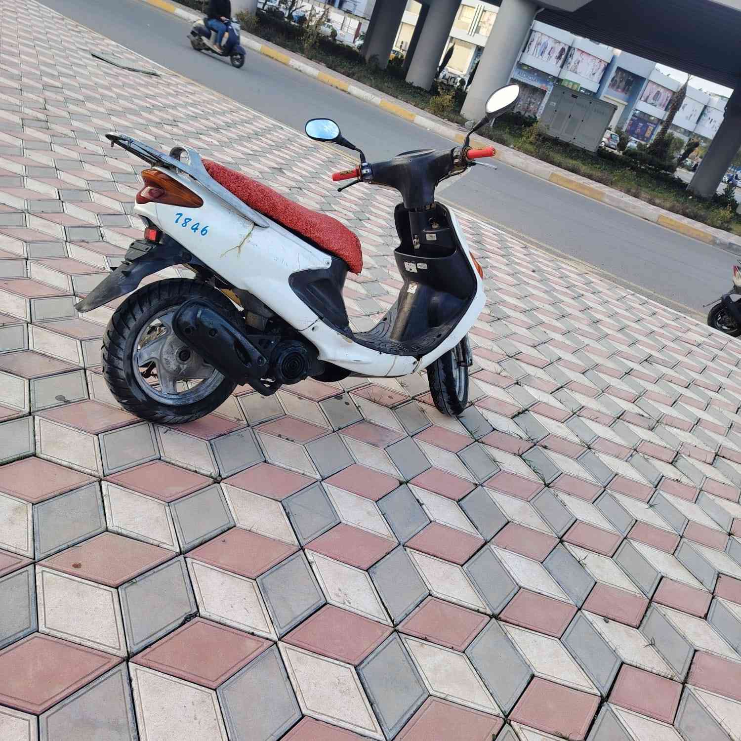 سلام عليكم ورحمه الله وبركاته دراجه اكزز للبيع مطور اي عيب مابي كامل شغال كفراته موجوده كامله كهربائيات كامله شغاله سلف لايتات كامل شغال اي عيب مابي نكره سلف نص هندر تشتغل مابيه اي عيب المحرك 120 سيسي محرك ياماها مابي اي عيب بل شرط مكينه ممفتوح اصبانه مشايف بريك وره او بريك كدام كامل شغاله دراجه خير من الله
#للبيع او #للمراوس
#السعر 250 وبي مجال قليل حك الجيه 
***********
